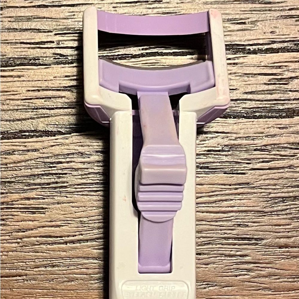 Avon Eyelash Curler Gentle Plastic and Rubbery Mauve Purple and White